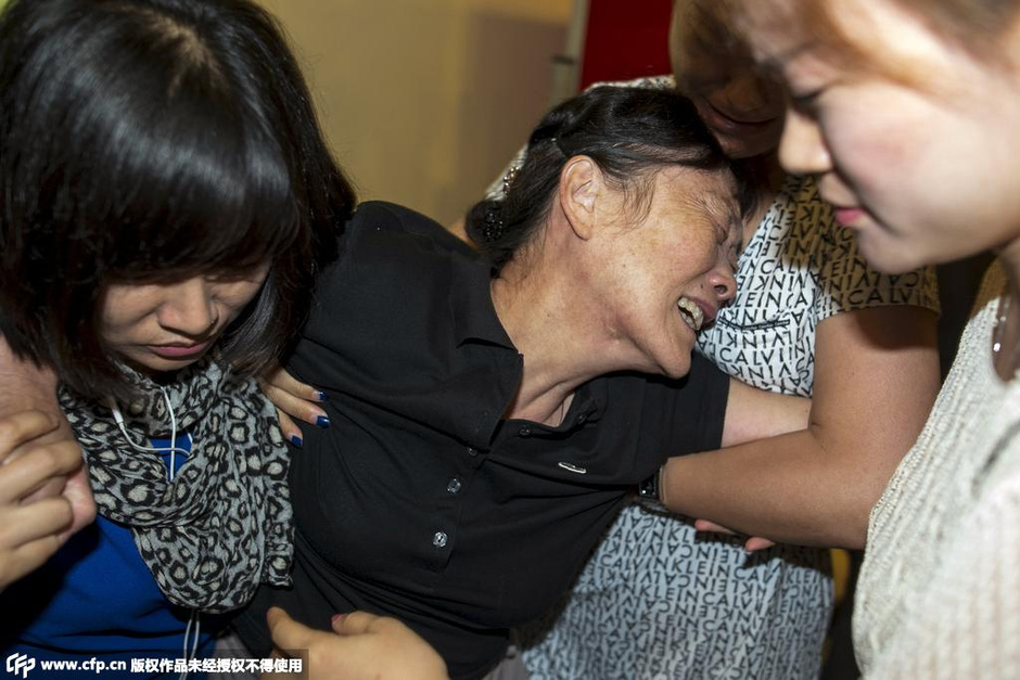 Relatives of Chinese victims from Monday's deadly blast cry at the Institute of Forensic Medicine in Bangkok, Thailand, August 19, 2015. Thai police said on Wednesday they had still not established the nationality or whereabouts of the man they suspect bombed the Bangkok shrine, killing at least 20 people, suggesting the trail had gone cold after he was captured by CCTV at the scene. REUTERS/Athit Perawongmetha