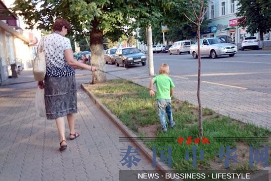 俄罗斯大妈街上“遛孩子”引发争议(图)