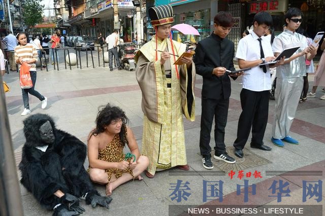 武汉6名男青年无证玩“穿越”情景剧被城管劝离