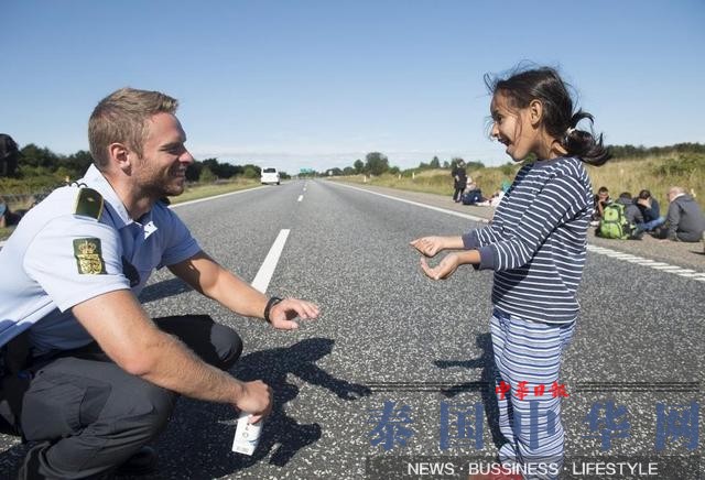 丹麦警察与难民小女孩玩游戏 场面温馨感动网友