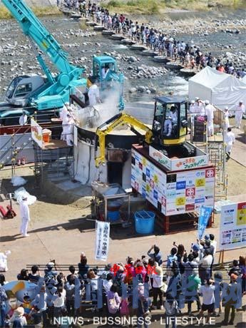 日本举行“煮芋头大会” 上挖掘机传输食材(图)