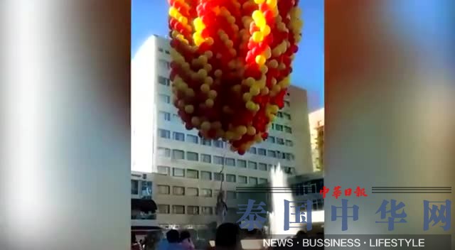 俄罗斯10岁女童“超大胆” 抓着气球飞上天(图)