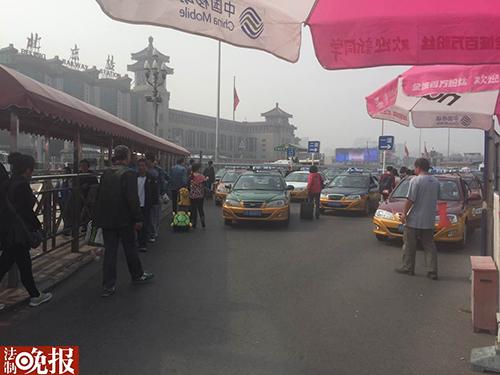 北京站地铁排起百米“长龙” 出租车未现排队