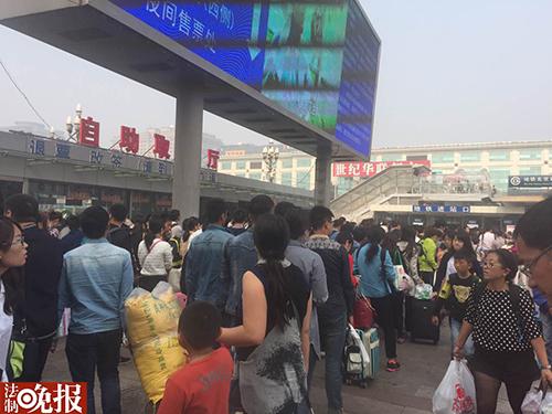 北京站地铁排起百米“长龙” 出租车未现排队