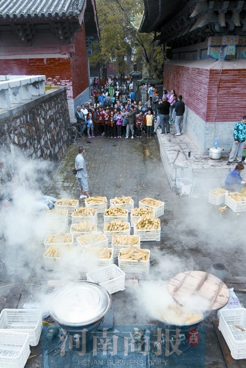 少林寺免费发放限量版煮玉米 一天派送5000多穗