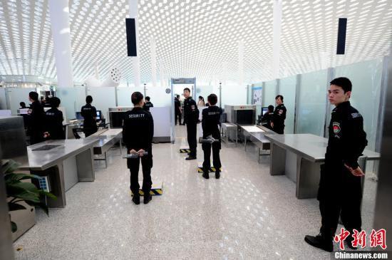 香港机场一保安捡走乘客超量护肤品被控盗窃