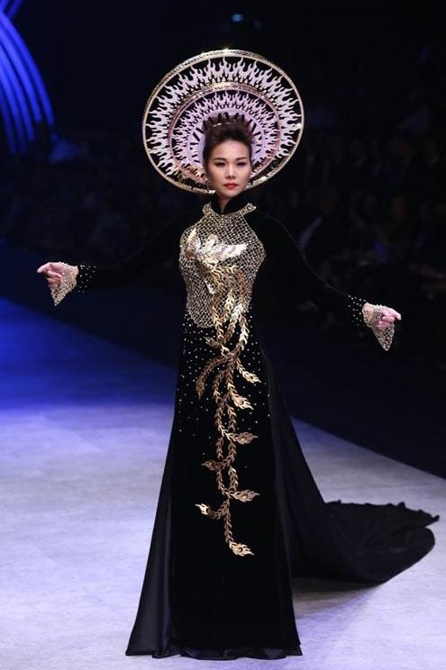 越南时装周模特穿镶金奥黛登场 价值12亿越南盾