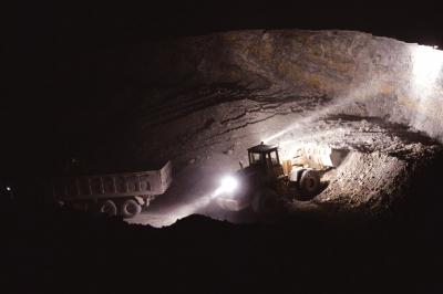 河北矿区盗采石料现象猖獗 每天被挖2万多吨