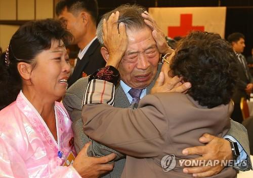 韩朝离散家属团聚：时隔60相见会面所成泪海