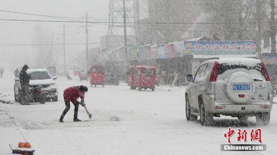 内蒙古呼伦贝尔普降大雪 局地积雪达40厘米(图)