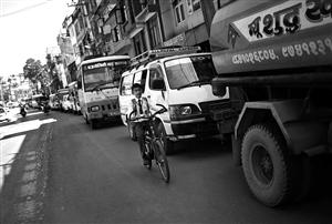 尼泊尔购中国燃油打破印度封锁 尼军队护送