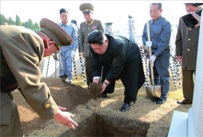 朝鲜为元帅李乙雪举行国葬 金正恩出席万人送行