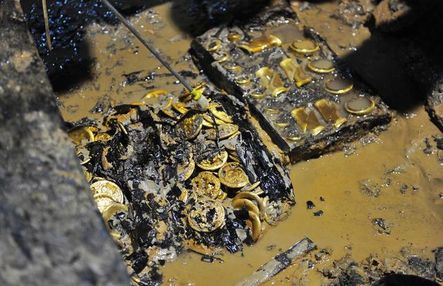 南昌西汉海昏侯墓挖出黄金堆 包括两盒金饼