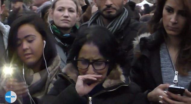 穆斯林男子在巴黎求拥抱 拒绝恐怖主义撕裂社会