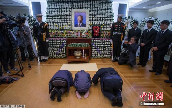 韩媒：韩前总统金泳三遗体告别仪式在国会举行