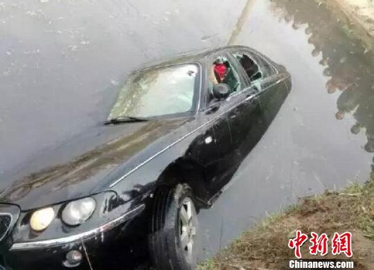 扬州一轿车失控翻入约河塘 车内母子溺水身亡