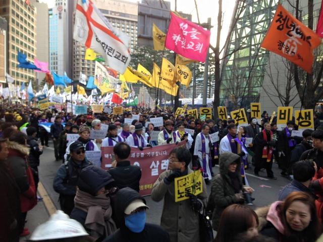 4万多人在韩国首尔核心区集会示威 要求朴槿惠下台