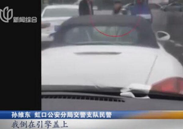 上海一保时捷无牌上路 顶行交警逃逸百米后被截停