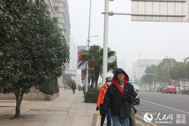 武汉发布雾霾黄色预警 工地停工学校停课(图)