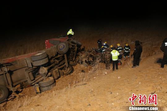 青海格茫公路两车相撞4人遇难 轿车被撞扁