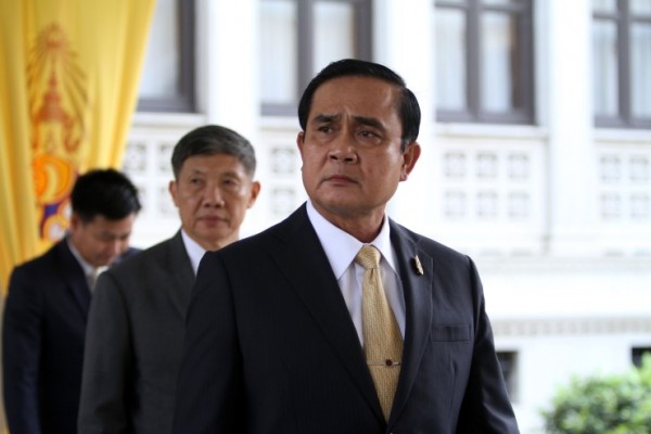 รองนายกรัฐมนตรี (นายสมคิด จาตุศรีพิทักษ์) นำคณะนักธุรกิจไทยเข้าเยี่ยมคารวะนายกรัฐมนตรี ณ ห้องสีฟ้า ตึกสันติไมตรี ทำเนียบรัฐบาล   Published caption พล.อ.ประยุทธ์ จันทร์โอชา นายกรัฐมนตรี แถลงต่อเวทีโลกว่า จะมีมาตรการลดการใช้เชื้อเพลิงฟอสซิล เพิ่มการใช้พลังงานหมุนเวียน ขจัดการบุกรุกป่า ทำแผนจัดการน้ำ และทำโรดแมปลดหมอกควัน ฯลฯ ... สวนทางกับแผนการสร้างโรงไฟฟ้าถ่านหินเพิ่มเสียจริง