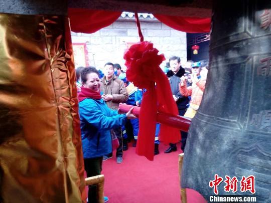 数百民众参加中国海岸线最高峰新年晓钟祈福