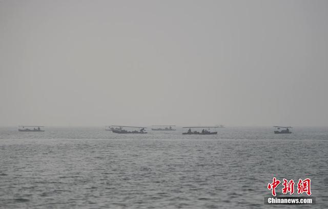 元旦雾霾“锁杭城” 游客霾中探西湖(图)
