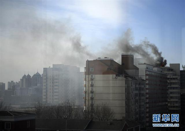 北京西城区一楼宇发生火灾 现场浓烟滚滚