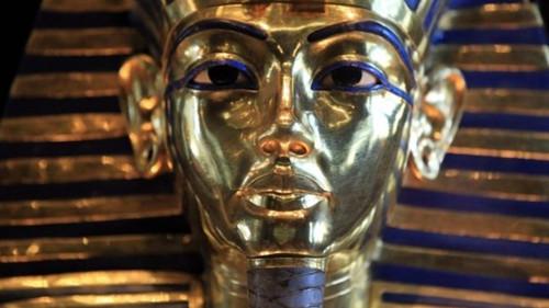 埃及法老黄金面具被修“歪” 工作人员将受审