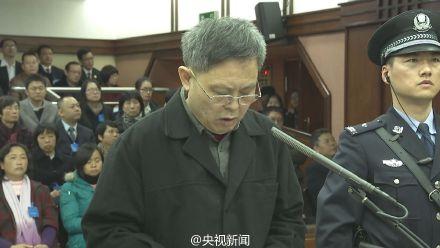 海南原副省长谭力出庭受审 头发花白(图)
