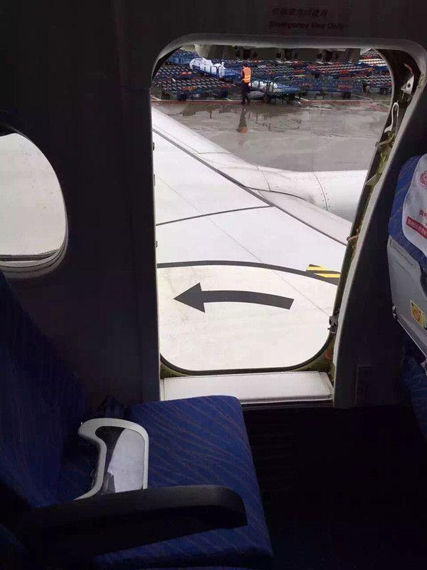 成都一航班现奇葩乘客 拉开安全门透气(图)