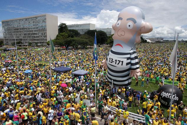 巴西300多万人游行 要求总统下台