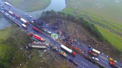 湖南高速爆炸车主无证运输 现场已恢复正常通行