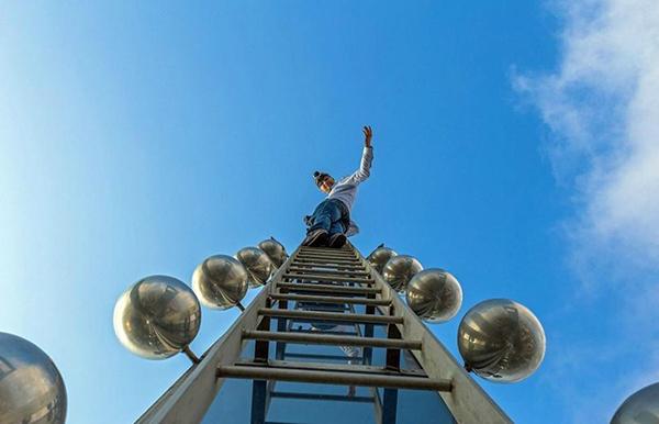 德国18岁少年徒手爬上420米上海金茂大厦(图)