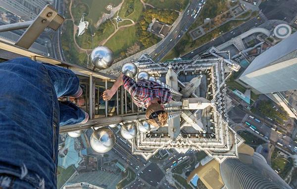 德国18岁少年徒手爬上420米上海金茂大厦(图)