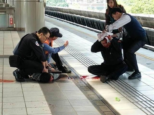 台北捷运车站传出民众砍警察事件 警员头破血流