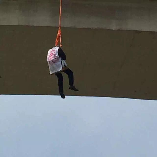 上海一男子自挂高架桥下 身穿“冤”字背心