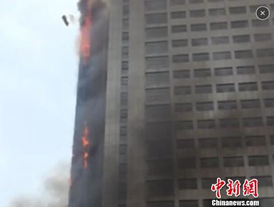 河南邓州市中心医院突发大火 现场浓烟滚滚