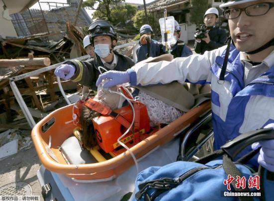 一个20人中国旅游团被困熊本 多系逾60岁老人