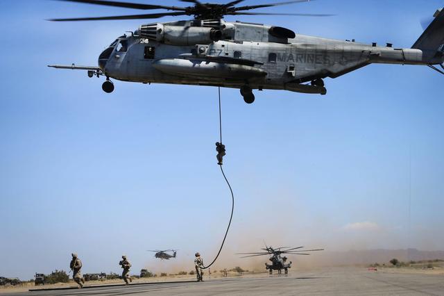 美军进行CH-53E机降训练 中国同类机型仍空白