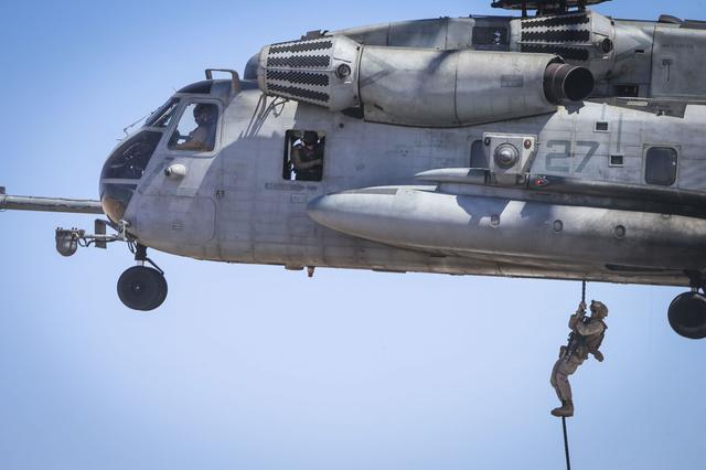 美军进行CH-53E机降训练 中国同类机型仍空白