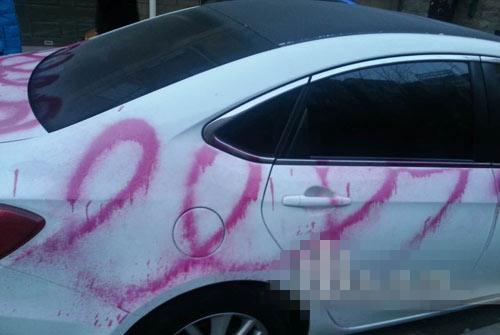 在女友车上喷漆写字求婚，换来一巴掌！强行撩妹致命啊！