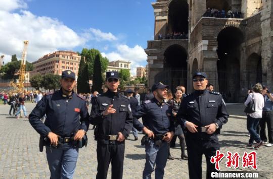 中国警察意大利罗马街头巡逻 带队组长来自广州