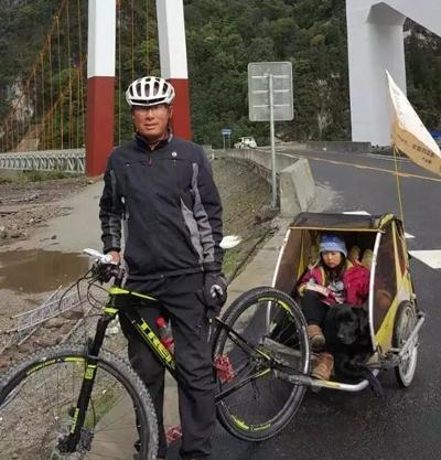 男子带4岁女儿看世界，已骑行1.3万多公里，好有爱！