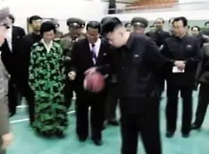 督战中朝篮球赛，金正恩有多痴迷篮球？