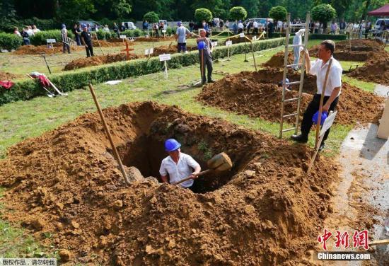 匈牙利挖墓大赛：为掘墓人扬名 吸引年轻人从业