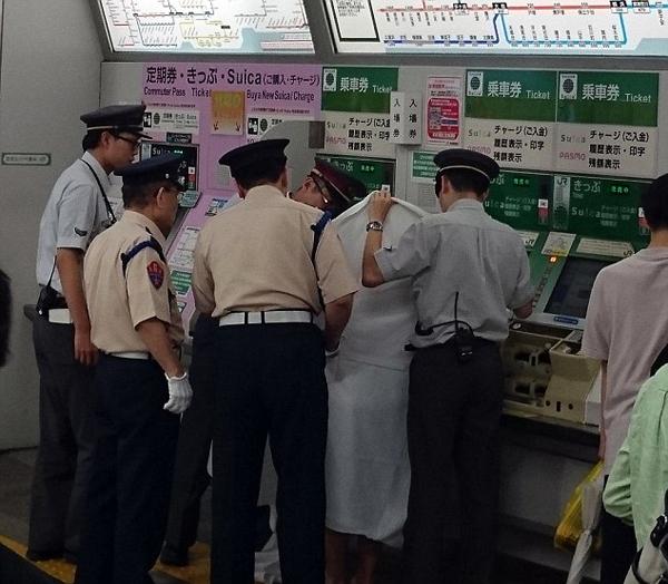 日本男子在火车站裸体购票 引乘客围观拍照(图)