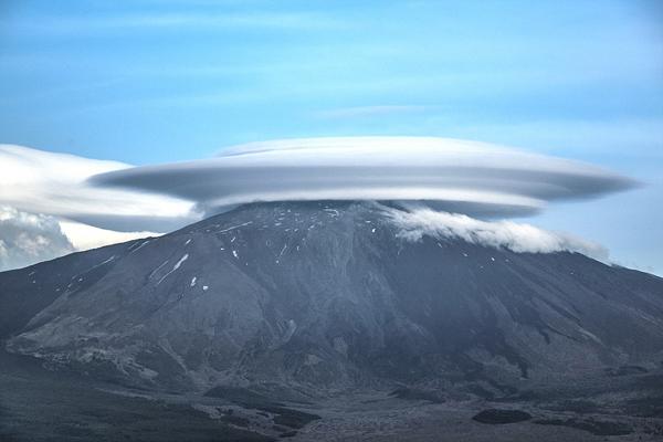 意大利活火山顶惊现碟状云 酷似外星人飞船(图)