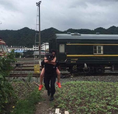 女子着急见男友坐错车，竟直接跳下火车！真是为爱拼了！