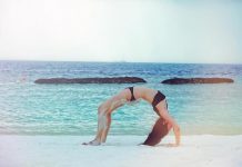 Aum同好友马尔代夫度假 秀大幅下腰动作羡煞网友